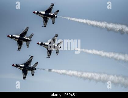 Die Thunderbirds, offiziell als der US-Air Force Demonstration Squadron bekannt, führt Precision aerial Manöver, wie sie Scott Air Force Base, Calif., 8. Juni 2017 eingehen. Für seine Demonstration Rolle, die einzige erforderliche Änderungen der Installation sind ein Rauch-System erzeugt in der Regel für die 20-mm-Kanone und die Lackierung der Flugzeuge in Thunderbird Farben vorbehalten. Seit der Gründung des Team, 325 Offiziere getragen haben den distinguished Emblem "Amerikas Botschafter in Blau" und über 300 Millionen Menschen haben ihre Show erlebt. Stockfoto