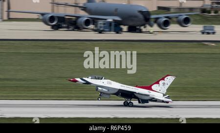 Die Thunderbirds, offiziell als der US-Air Force Demonstration Squadron bekannt, führt Precision aerial Manöver, wie sie Scott Air Force Base, Calif., 8. Juni 2017 eingehen. Für seine Demonstration Rolle, die einzige erforderliche Änderungen der Installation sind ein Rauch-System erzeugt in der Regel für die 20-mm-Kanone und die Lackierung der Flugzeuge in Thunderbird Farben vorbehalten. Seit der Gründung des Team, 325 Offiziere getragen haben den distinguished Emblem "Amerikas Botschafter in Blau" und über 300 Millionen Menschen haben ihre Show erlebt. Stockfoto
