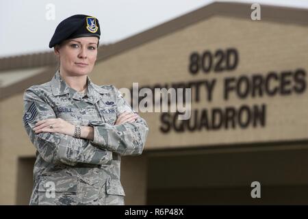 Technische Sgt. Michelle Aberle, 802Nd Sicherheitskräfte Squadron installation Sicherheit, posiert für ein Foto vor der Durchführung einer Sicherheitsüberprüfung 9. Mai 2017, an Joint Base San Antonio-Lackland, Texas. Aberle und Turner bieten Schutz für Personal, Ausrüstungen und Einrichtungen von Bedrohungen Eindringen durch unbefugte Personen zu gehören. Stockfoto