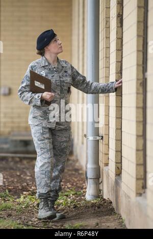 Technische Sgt. Michelle Aberle, 802Nd Sicherheitskräfte Squadron installation Sicherheit, prüft Windows während ihrer Gebäude security check Mai 9, 2017, in: Joint Base San Antonio-Lackland, Texas. Aberle bietet Schutz für Personal, Ausrüstungen und Einrichtungen von Bedrohungen Eindringen durch unbefugte Personen zu gehören. Stockfoto