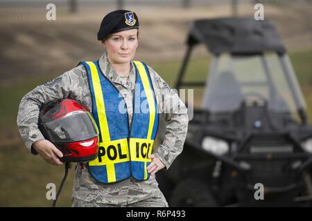 Technische Sgt. Michelle Aberle, 802Nd Sicherheitskräfte Squadron installation Sicherheit, posiert für ein Foto nach Durchführung Mai 9, 2017 eine Sicherheitsüberprüfung auf der Basis Zaun, Joint Base San Antonio-Lackland, Texas. Aberle und Turner bieten Schutz für Personal, Ausrüstungen und Einrichtungen von Bedrohungen Eindringen durch unbefugte Personen zu gehören. Stockfoto