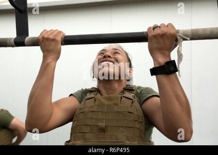 Corporal Dana Rodriguez, ein Postal clerk Special Purpose Marine Air-Ground Task Force-Crisis Response-Africa bekämpfen Logistik Ablösung zugewiesen, führt die Pull-ups als Teil der 2017 Memorial Day" murph "Herausforderung in Morón, Spanien, 29. Mai 2017. Die "murph", zu Ehren von Ehrenmedaille Empfänger und Navy Seal Lt. Michael S. Murphy genannt, wurde in Erinnerung an Murphy begannen, nachdem er in der Aktion im Juni 2005 getötet wurde. Die "murph" ist eine Zusammenstellung von seinen liebsten Übungen, beginnend mit einer Meile laufen, 100 Pull-ups, 200 Push-ups, 300 Air hockt und eine endgültige - Meile laufen. Stockfoto