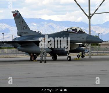 Staff Sgt. Kris Quinonez, eine Mannschaft Leiter der 149 Fighter Wing, Air National Guard zugewiesen, der Streckenposten eine F-16 Fighting Falcon bei Coronet Kaktus in Davis-Monthan Air Force Base, Ariz., 10. Mai 2017. Coronet Cactus ist eine jährliche Veranstaltung, die Mitglieder der 149 Fighter Wing, an Joint Base San Antonio-Lackland, Texas, nach Tucson, Arizona mit Sitz in einer Bereitstellung Übung in der Unterstützung der Flügel F-16 Piloten zu beteiligen. (Air National Guard Stockfoto