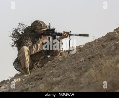 Us Marine Corps Cpl. Brock Münchens eleganten, ein Scout Sniper mit Charlie Company, 1st Battalion, 7th Marine Regiment, Special Purpose Marine Air-Ground Task Force-Crisis Response-Central Befehl, über beobachten, während ein Experte auf einem Austausch mit Saudi-arabischen Naval Special Forces in Saudi-Arabien, 17. Mai 2017. Der Austausch war eine Gelegenheit erhöht, für die USA und Saudi-Arabien die Kräfte zu werden. Bereitstellen von US-Marines in die US Central Command Verantwortungsbereich kombiniert zu führen militärische Ausbildung mit Sicherheitskräften unser Partner Nationen stärkt unsere lebenswichtigen Beziehungen wi Stockfoto