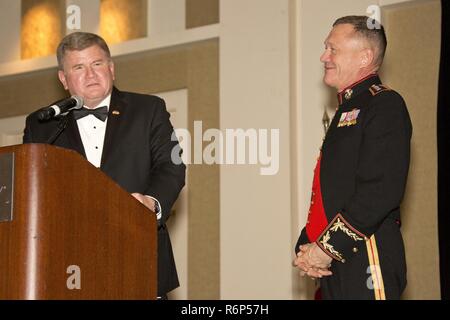 Us Marine Corps pensionierten Oberst Earl Erderbrook, Zeremonienmeister, bereitet eine Auszeichnung zu Generalleutnant Jon M. Davis zu präsentieren, stellvertretender Kommandant für Luftfahrt, während das Marine Corps Aviation Association 46th jährliche Symposium und Preisverleihung und Veranstaltungsräume, La Jolla, Kalifornien, USA, 19. Mai 2017. Preise wurden auf 13 Einheiten dargestellt, und 14 persönliche Auszeichnungen zu einzelnen Marines. Stockfoto