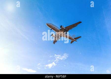 Fliegende Flugzeuge mit Passagieren über blauen Himmel Stockfoto