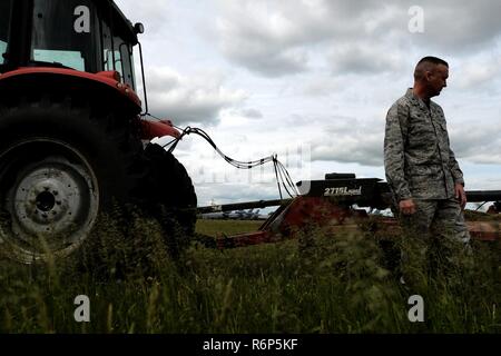 Oberst Friedrich Thaden, Joint Base Mc Guire-Dix - Lakehurst Commander und 87th Air Base Wing Commander, steht am Ende einer mehrjährigen, multi-Agentur systematische Vegetation Management Projekt auf der gemeinsamen Basis Flight Line, 12. Mai 2017. Die Basis arbeitete mit Bundes- und Fische und Wildtiere die Regulierungsbehörden und die Audubon Gesellschaft gemeinsam verbessern Flugplatz Sicherheit für unsere flying Mission bei gleichzeitiger Wahrung der gefährdeten und bedrohten Vogelarten. Stockfoto