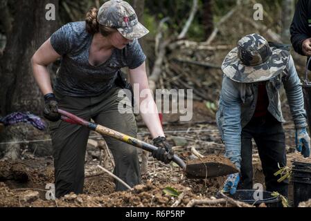 Us Marine Corps Sgt. Lauren Falk, forensische Fotografin mit der Verteidigung POW/MIA Accounting Agentur (DPAA), Extrakte Boden aus einer Einheit an einer Ausgrabungsstätte während einer DPAA mission Service Mitglieder aus dem Vietnamkrieg in Khammouan Provinz, Laos, 20. Mai 2017 zu erholen. Die Mission von DPAA ist die möglichst vollständige Buchhaltung für unsere fehlenden Personal, ihre Familien und die Nation zur Verfügung zu stellen. Stockfoto