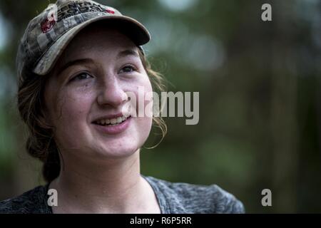 Us Marine Corps Sgt. Lauren Falk, forensische Fotografin mit der Verteidigung POW/MIA Accounting Agentur (DPAA), nimmt eine Pause während der Wiederherstellung auf der Suche nach gefallenen Service Mitglieder aus dem Vietnamkrieg in Khammouan Provinz, Laos, 20. Mai 2017. Die Mission von DPAA ist die möglichst vollständige Buchhaltung für unsere fehlenden Personal, ihre Familien und die Nation zur Verfügung zu stellen. Stockfoto