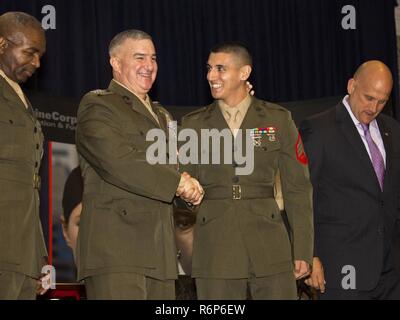 Us Marine Corps Gen. Glenn M. Walters, Mitte links, 34 stellvertretender Kommandant des Marine Corps, gratuliert Sgt. Pedro Borunda, Mitte rechts, 3. Marine Division marine des Jahres, während des Marine Corps Verein und Stiftung 14. jährlichen Boden Preise Abendessen, 4. Mai 2017. Walters war der Gastredner und ausgezeichnet neun Marines während der Veranstaltung. Stockfoto