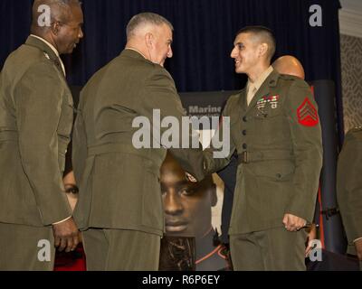 Us Marine Corps Gen. Glenn M. Walters, Mitte, 34 stellvertretender Kommandant des Marine Corps, mit Generalleutnant Robert Bailey, Links, stellvertretender Kommandant für die Politiken und Operationen, gratuliere Sgt. Pedro Borunda, 3rd Marine Division marine des Jahres, während des Marine Corps Verein und Stiftung 14. jährlichen Boden Preise Abendessen, 4. Mai 2017. Walters war der Gastredner und ausgezeichnet neun Marines während der Veranstaltung. Stockfoto