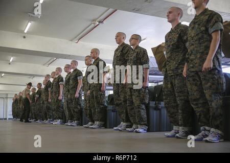 Rekruten von Kilo Unternehmen, 3. rekrutieren Ausbildung Bataillon, warten Sie, bis die Anweisung bei Abholung im Marine Corps Recruit Depot San Diego, 26. Mai. Nachdem die ersten Woche Durchführung von in-Verarbeitung, Rekruten marschierten auf Ihre neue Gruppe bucht, wo ihre Bohrer Ausbilder sich vorgestellt, der Drill Instructor Glaubensbekenntnis rezitiert und begann die Durchführung der Mission der Umwandlung von Zivilisten in die United States Marines. Jährlich mehr als 17.000 Männer aus den westlichen Recruiting Region rekrutiert werden an MCRD San Diego ausgebildet. Kg Unternehmen ist der Abschluss 12.08.18 geplant. Stockfoto