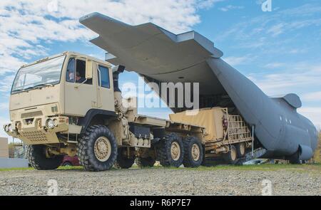 Tobyhanna Armee Depot Personal die integrierte Luft- und Raketenabwehr Trailer auf der C-130 Hercules Flugzeuge mockup laden alle Spiel Anforderungen zu überprüfen sind. Stockfoto