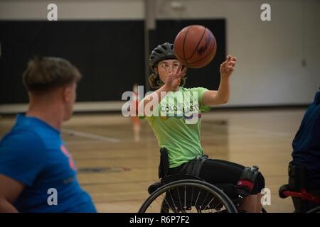 Us Marine Corps Cpl. Rachel Wakefield geht auf einen Mitspieler beim Rollstuhlbasketball Praxis an einem 2017 DoD Krieger spiele Training Camp in Marine Corps Base Camp Pendleton, Calif., 7. Mai 2017. Wakefield, ein Eingeborener von Augusta, Ga, ist ein Mitglied der 2017 DoD Krieger spiele Team Marine Corps. Der Krieger Spiele ist eine adaptive Sport Wettbewerb für die Verwundeten, Kranken und Verletzten service Mitglieder und Veteranen. Stockfoto