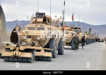 Afghanischen Nationalen Armee Soldaten aus 203Rd "Donner" Corps gegründet aus FOB Donner in Gardez, Afghanistan für Konvoi zusammenbauen - route Zollabfertigung Mai 25 Tagab Distrikt Ghazni Provinz. Stockfoto