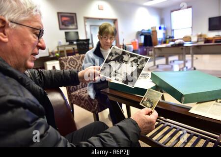 Pensionierter Kapitän John Lavrich und seine Frau Janet Blick durch ein Feld ihrer Hochzeitsfotos im Niagara Falls Luft finden Station, Niagara Falls, New York, am 24. April 2017. Die Paare wurden auf Basis vor 50 Jahren verheiratet und zurück, um den Fall zu gedenken. Stockfoto