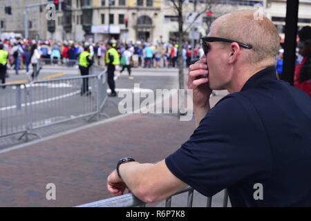 North Carolina National Guard Staff Sgt. Christopher Kuebas, mit der 42 zivilen Support Team, steht durch ein Security Checkpoint entlang der Boston Marathon Route am 17. April 2017 in Boston, Mass. Kuebas war eine von sechs Mitgliedern aus North Carolina, die lokalen Rettungskräfte Unterstützung zu halten Marathon Teilnehmer und Zuschauer sicher. Stockfoto