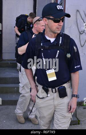 Mitglieder des nationalen Schutzes vom 42., 47. und 102. Der Support Teams (CST) ein Security sweep während der Boston Marathon am 17. April 2017 in Boston, Mass. Die Wache Mitglieder durch wurden gemeinsam mit Bundes-, Landes- und örtlichen Ersthelfern an den 26 km Route von Hopkinton nach Boston sicher für Marathon Läufer und Zuschauer zu halten. Stockfoto