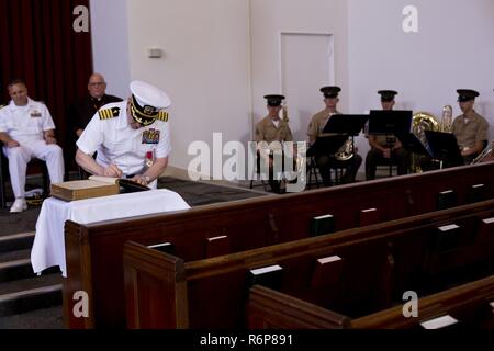Us-Marine Kapitän Michael A. Mikstay, Depot Kaplan mit Marine Corps Recruit Depot (MCRD) San Diego, Zeichen ein Buch während einer Feierstunde in den Ruhestand MCRD San Diego, Calif., 12. Mai 2017. Der Ruhestand Festakt zu Ehren des Herrn Abgeordneten Kapitän Michael A. Mikstay den Dienst in der Marine statt. Stockfoto