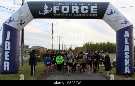 41 Läufer stellte sich heraus für den 25. Mai Armee Ten-Miler Bestimmung am Joint Base Elmendorf-Richardson. Eine nähere Bestimmung war auch am Fort Wainwright gleichzeitig und am schnellsten kombinierten Zeiten aus den beiden Veranstaltungen wurden verwendet, um die Männer und Frauen der Teammitglieder, die als Teil der US-Armee Alaska Team Alaska am 8. Oktober 2017 Armee Ten-Miler in Washington, D.C. konkurrieren werden, um zu bestimmen, Stockfoto