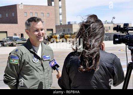 Oberstleutnant Jeff Phillips, ein modulares System zur Brandbekämpfung aus der Luft - qualifizierte C-130 Pilot mit der Luftbrücke 731st Squadron, spricht mit einem TV-Reporter während der 302Nd Airlift Wing MAFFS Test bei Peterson Air Force Base, Colo., 18. April Entlastung. Mitglieder der Medien wurden hier eingeladen, der Luftwaffe Reservist die Vorbereitungen für den bevorstehenden jährlichen U.S. Forest Service MAFFS Zertifizierung und Rezertifizierung Schulungsveranstaltung in Boise, Idaho zu zeugen. Stockfoto