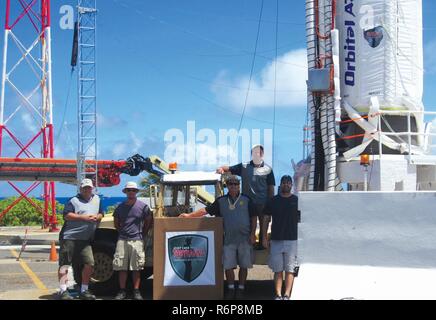 Tobyhanna's Army Depot Qualität Ingenieur Leonard Zito (Stehend auf HUMVEE) und Flugverteidigung-agentur Personal stand neben einem blast Barriere auf Launch Hügel auf dem Kwajalein-atoll in der Republik der Marshall Inseln einen Tag vor dem Start. Eine Einführung stand war Last getestet bis zu 315.000 Pfund die 106 Fuß - hohe Rakete zu unterstützen. Stockfoto