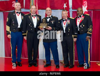 Us-Armee SPC. Lucas Scott, Abteilung 1, 842Nd Engineer Company, South Dakota Army National Guard, Mitte, erhält die Van Autreve Award in der Kategorie National Guard in Fort Leonard Wood, Mo, 28. April 2017. Die Gesellschaft der amerikanischen militärischen Ingenieure erkennt hervorragende militärische und Engineering Service sowohl von Einzelpersonen und kleine Einheiten der Bundeswehr jährlich. Stockfoto