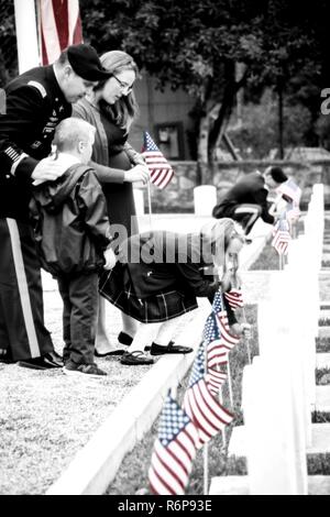 DLIFLC Kommandanten, Oberst Phil Deppert und Garnison Kommandeur, Oberst Lawrence Brown, zusammen mit einigen Freiwilligen kam zu dem Presidio von Monterey Friedhof amerikanische Fahnen an jedem der Grabsteine zu Ehren des Memorial Day. Die Flags werden auf dem Friedhof in Memorial Day Woche verlassen werden. Stockfoto