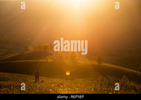 Silhouette der Fotograf auf den Sonnenuntergang. Stockfoto