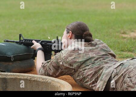 FORT GORDON, Ga-SPC. Savannah Matelski, Delta, 781St Military Intelligence (MI) Bataillon, beteiligt sich an der M4 Gewehr null und Qualifizierung als Teil der 780th MI Brigade die besten Krieger Wettbewerb (BWC) Hier, April 16. bis 21. Matelski wurde als Zweiter in der Brigade BWC Soldat Kategorie ausgewählt. Stockfoto