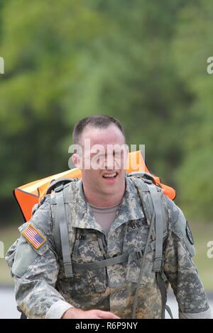 FORT GORDON, Ga-SPC. Johnny Long, Loslösung Hawaii, 782Nd Military Intelligence (MI) Bataillon, nimmt an einem 12-Meile ruck März als Teil der Besten 780th MI Brigade Krieger Wettbewerb hier, April 16. bis 21. Lange wurde als beste Krieger der Brigade in der Soldat Kategorie ausgewählt. Stockfoto