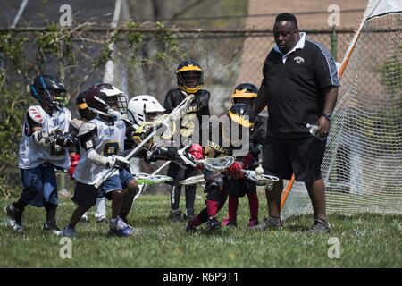 Ein Spieler aus der Tomahawks, sechs und unter lacrosse Mannschaft, geht in für einen Schuß am 15. April 2017, in Baltimore, Md. Die Tomahawks das Spiel 3-3 in der zweiten Hälfte gebunden, sondern durch einen Punkt, mit weniger als einer Minute zu gehen verloren. Stockfoto