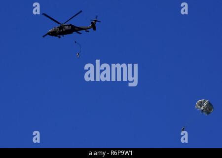 Fallschirmjäger von US-Armee Alaska 4 Infantry Brigade Combat Team (Airborne), 25 Infanterie Abteilung springen von einem UH-60 Black Hawk Hubschrauber auf die malemute Drop Zone am Joint Base Elmendorf-Richardson, Alaska, am 16. Mai 2017. Stockfoto