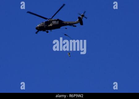 Fallschirmjäger von US-Armee Alaska 4 Infantry Brigade Combat Team (Airborne), 25 Infanterie Abteilung springen von einem UH-60 Black Hawk Hubschrauber auf die malemute Drop Zone am Joint Base Elmendorf-Richardson, Alaska, am 16. Mai 2017. Stockfoto