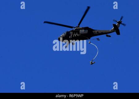 Fallschirmjäger von US-Armee Alaska 4 Infantry Brigade Combat Team (Airborne), 25 Infanterie Abteilung springen von einem UH-60 Black Hawk Hubschrauber auf die malemute Drop Zone am Joint Base Elmendorf-Richardson, Alaska, am 16. Mai 2017. Stockfoto