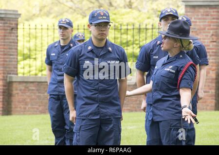 Kadetten an der Coast Guard Academy in 100 Woche, eine einwöchige Schulung mit Cape May rekrutieren Unternehmen Kommandanten, 8. Mai 2017 teilnehmen. Diese kadetten wird zum Befehl Kader für die kommende Klasse von 2018. Stockfoto