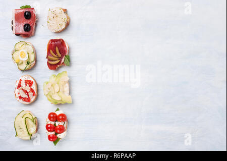 Blick von oben auf die Vielzahl von gesunden canape auf hölzernen Tisch mit Platz für Text. Stockfoto