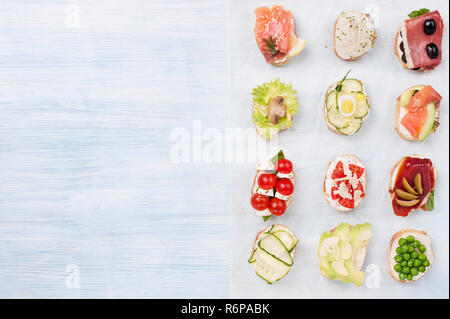 Canape Sandwiches mit Lachs, Gurke und Frischkäse. Stockfoto