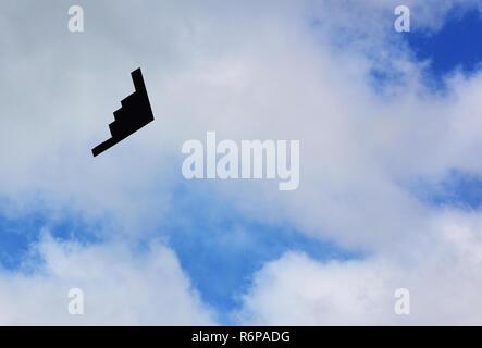 Royal Air Force (RAF) Squadron Leader Wesley Pead, ein 13 Bomb Squadron assistant director of Operations, nimmt seinen letzten Flug in der B-2 Spirit an Whiteman Air Force Base, Mo, 20. Mai 2017. Pead verbrachte zweieinhalb Jahre an Whiteman, die Teilnahme an der US Air Force Pilot exchange Programm. Stockfoto