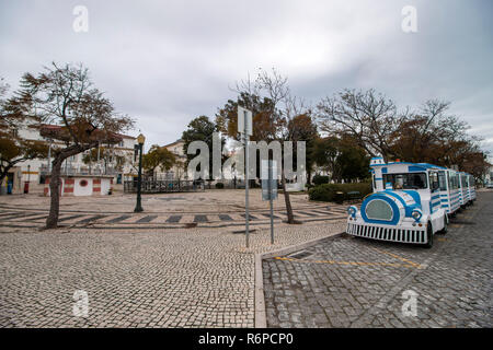 Touristischer Zug in die Stadt Faro Stockfoto