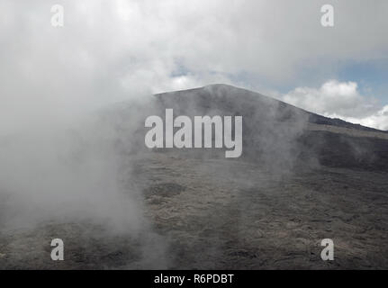 Aufsteigende Wolken am Gipfel des Piton de la Fournaise Stockfoto