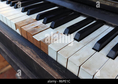 Detail des alten, kaputten und staubigen piano Klaviatur Stockfoto