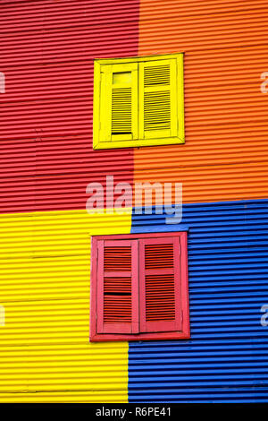 Eine der bunten Häuserfassaden in La Boca in Buenos Aires, Argentinien Stockfoto