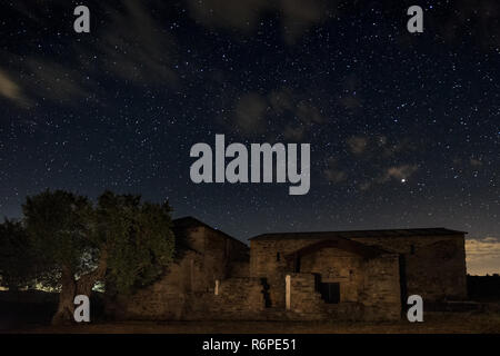 Nacht Landschaft mit der westgotischen Basilika Santa Lucia del Trampal. Acuescar. Spanien. Stockfoto