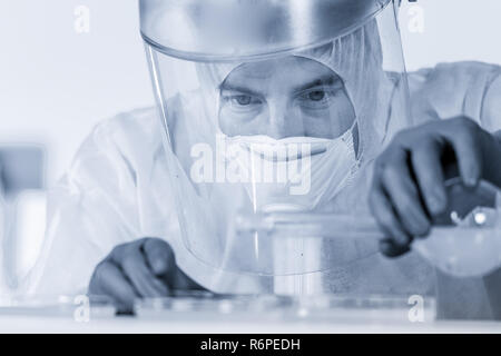 Leben Wissenschaftler forschen in Bio hazard Labor. Hohe Schutzart arbeiten. Stockfoto