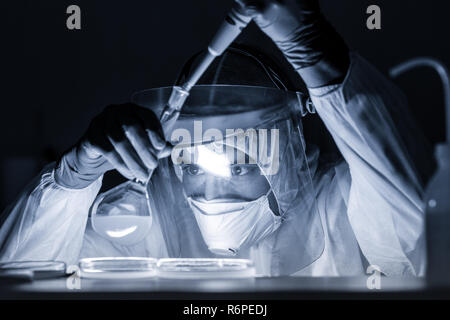 Leben Wissenschaftler forschen in Bio hazard Labor. Hohe Schutzart arbeiten. Stockfoto