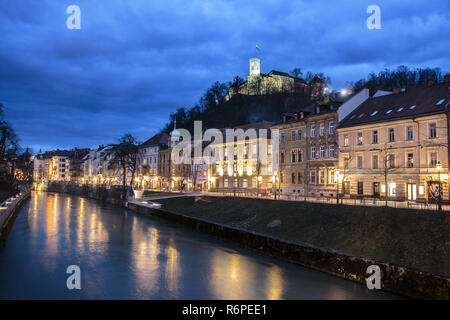 Abend Panorama der Riverfront von Ljubljana, Slowenien. Stockfoto