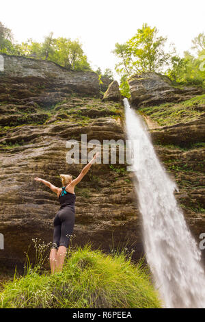 Aktive Frau Anheben der Arme das Einatmen frischer Luft, entspannte Gefühl in der Natur. Stockfoto