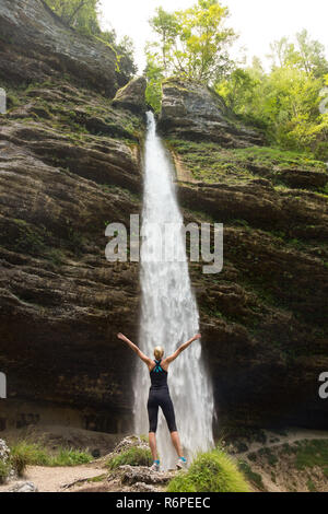 Aktive Frau Anheben der Arme das Einatmen frischer Luft, entspannte Gefühl in der Natur. Stockfoto