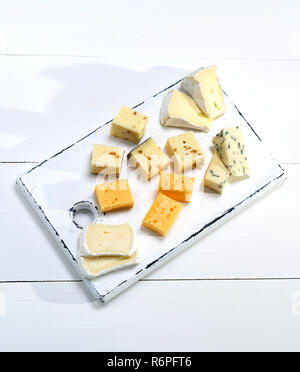 Kleine Stücke von Brie Käse Stockfoto